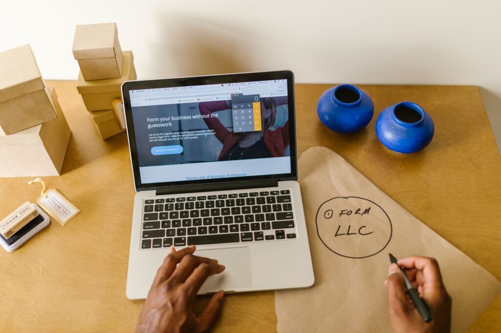 Persona en su escritorio aprendiendo cómo crear una página web para su negocio
