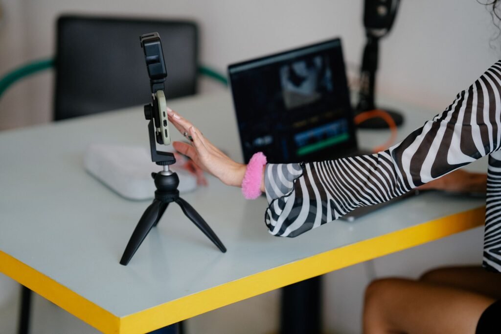 Persona editando en el móvil cómo hacer un vídeo con fotos y música