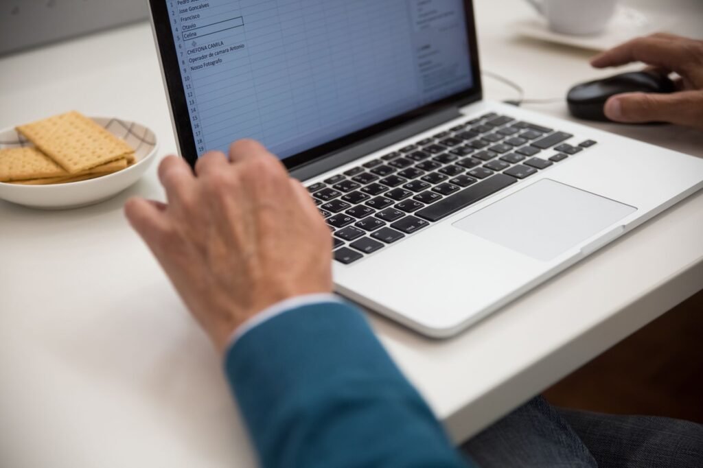 Persona trabajando con fórmulas de Excel en una hoja de cálculo